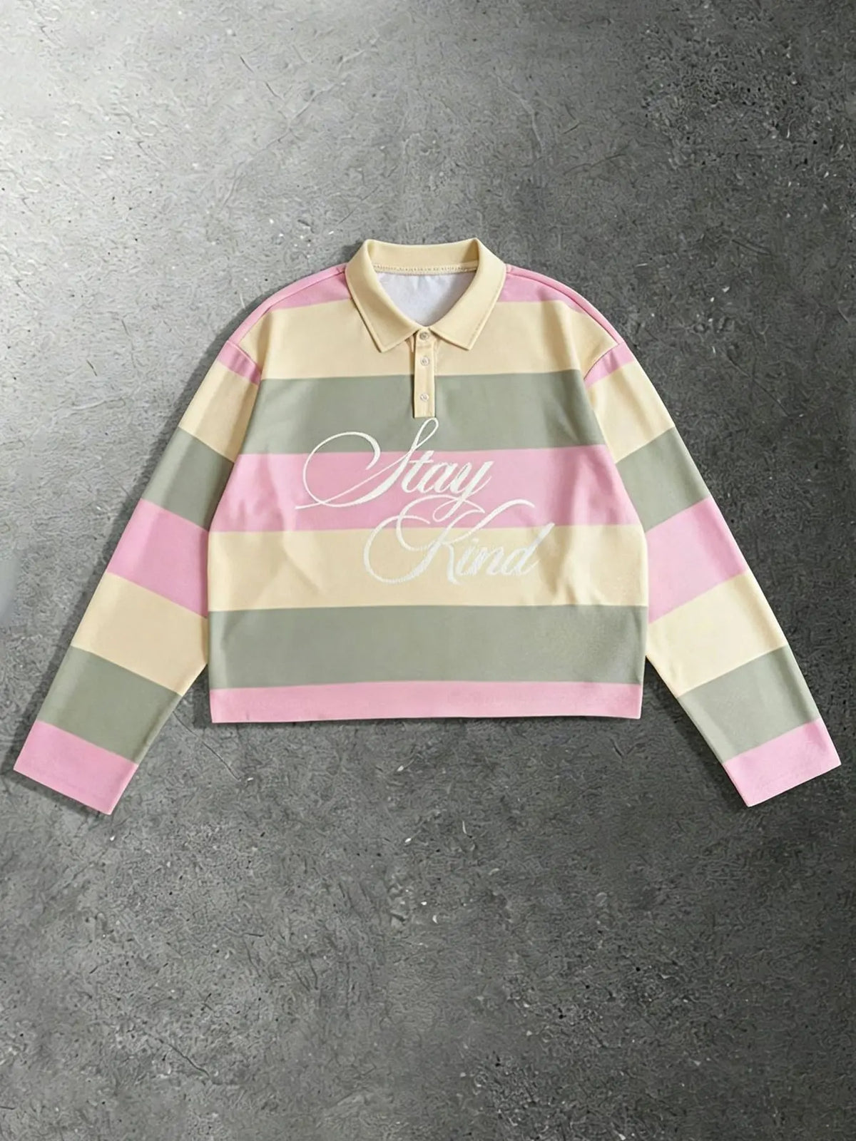 Macaron color-blocked wide striped collared long-sleeved polo shirt, Stay Kind cursive handwritten slogan short casual top, unisex, pink, yellow, matcha green loose fit, Relaxed Fit, everyday street style, sweet and versatile for everyday wear.