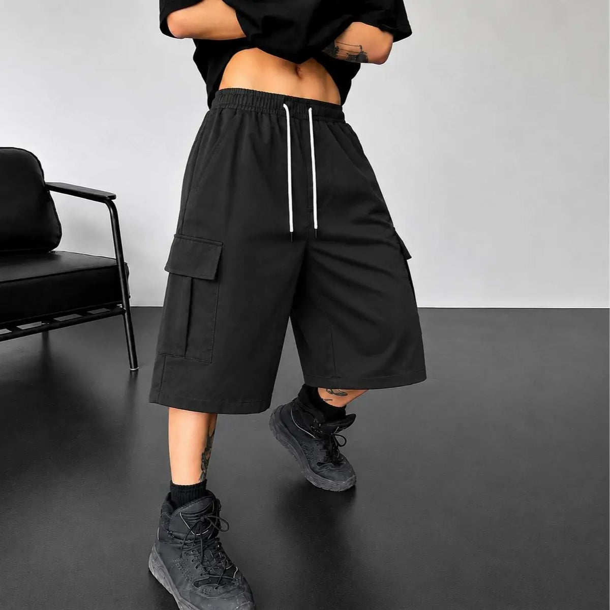 Men’s summer versatile casual cargo shorts with large pockets, drawstring adjustable waistband, abrasion-resistant surface; suitable for work, daily commuting, home leisure, and outdoor sports.