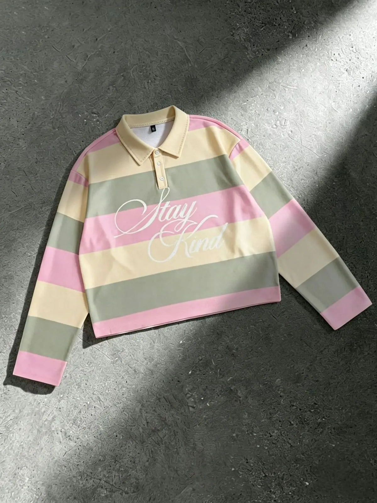 Macaron color-blocked wide striped collared long-sleeved polo shirt, Stay Kind cursive handwritten slogan short casual top, unisex, pink, yellow, matcha green loose fit, Relaxed Fit, everyday street style, sweet and versatile for everyday wear.