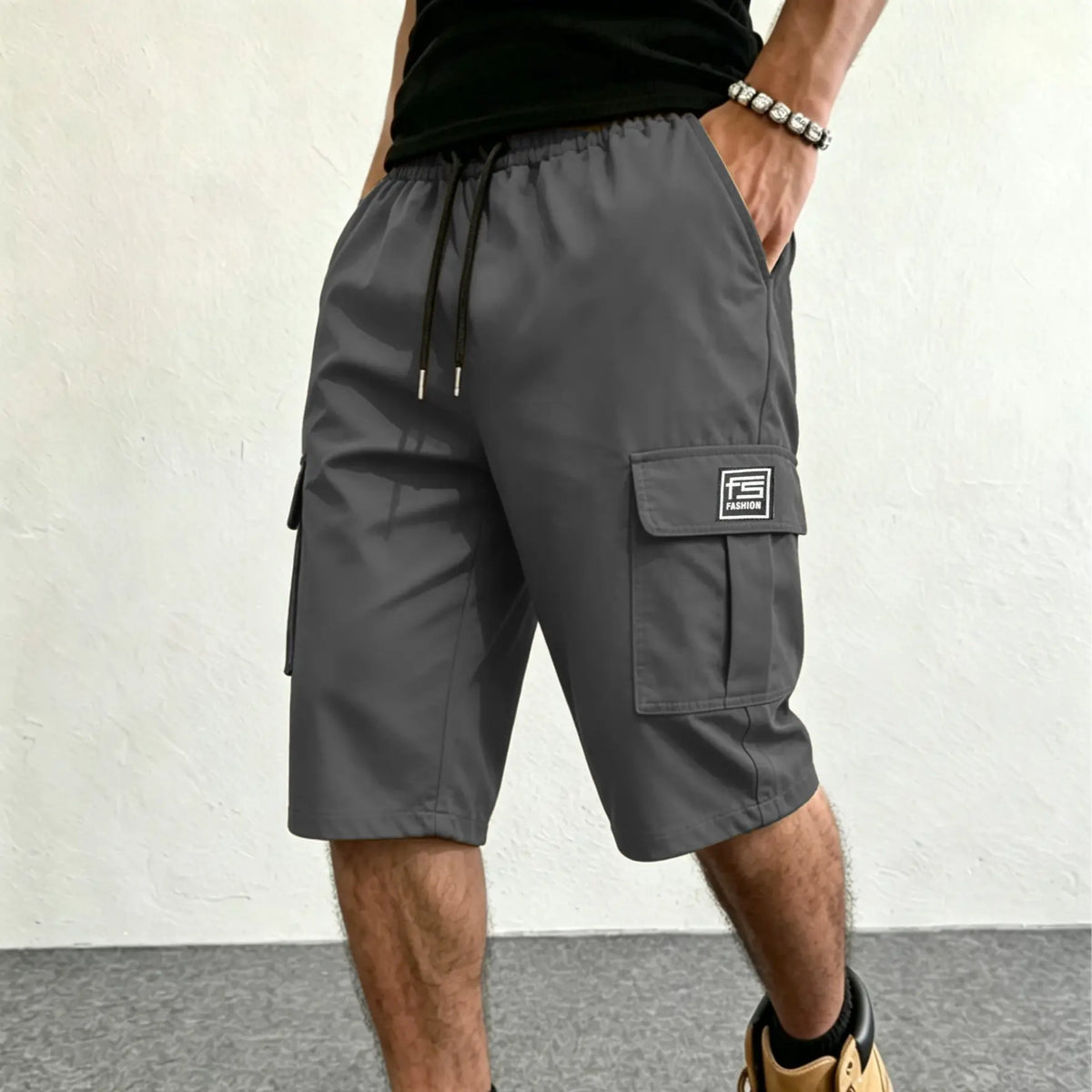 3-pack men’s summer casual cargo shorts, 7/8 length, elastic drawstring waistband, multiple pockets, letter patch decoration, suitable for everyday commuting and outdoor leisure activities