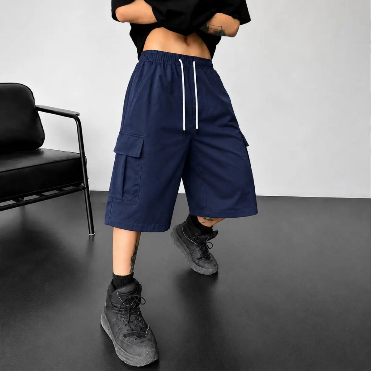 Men’s summer versatile casual cargo shorts with large pockets, drawstring adjustable waistband, abrasion-resistant surface; suitable for work, daily commuting, home leisure, and outdoor sports.
