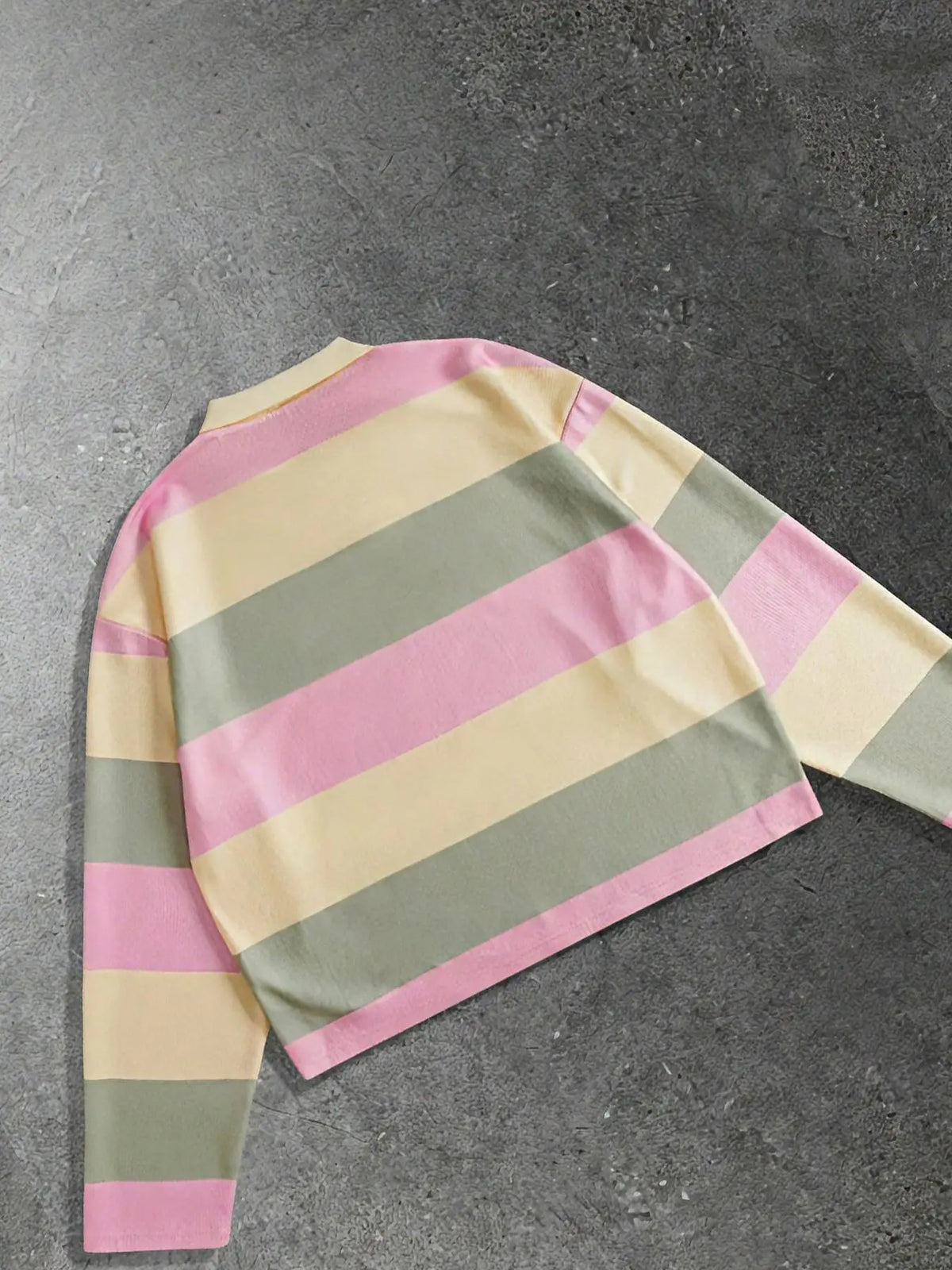 Macaron color-blocked wide striped collared long-sleeved polo shirt, Stay Kind cursive handwritten slogan short casual top, unisex, pink, yellow, matcha green loose fit, Relaxed Fit, everyday street style, sweet and versatile for everyday wear.