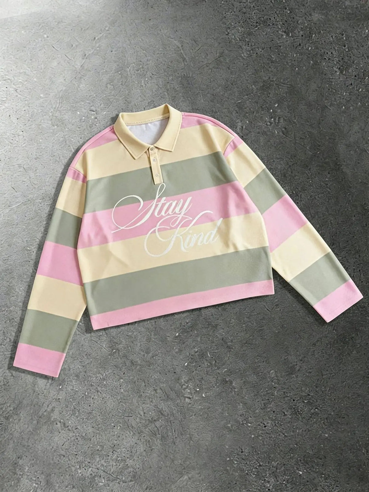 Macaron color-blocked wide striped collared long-sleeved polo shirt, Stay Kind cursive handwritten slogan short casual top, unisex, pink, yellow, matcha green loose fit, Relaxed Fit, everyday street style, sweet and versatile for everyday wear.