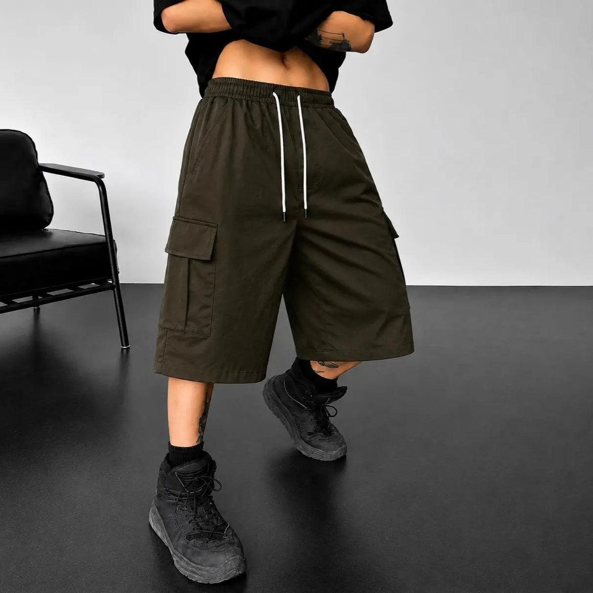 Men’s summer versatile casual cargo shorts with large pockets, drawstring adjustable waistband, abrasion-resistant surface; suitable for work, daily commuting, home leisure, and outdoor sports.