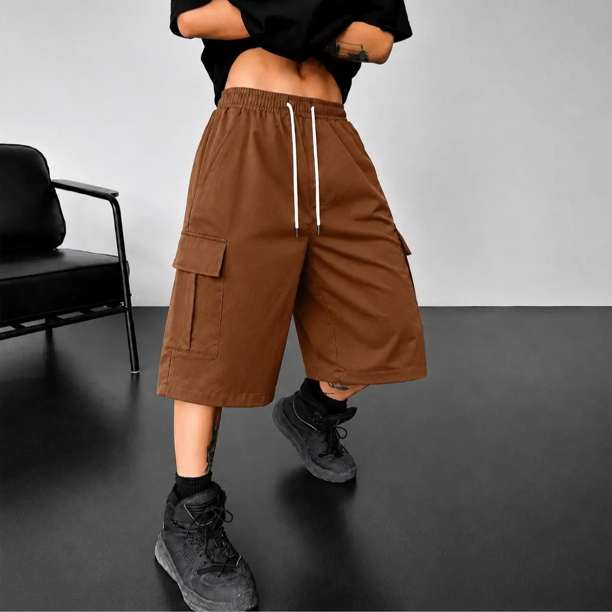 Men’s summer versatile casual cargo shorts with large pockets, drawstring adjustable waistband, abrasion-resistant surface; suitable for work, daily commuting, home leisure, and outdoor sports.