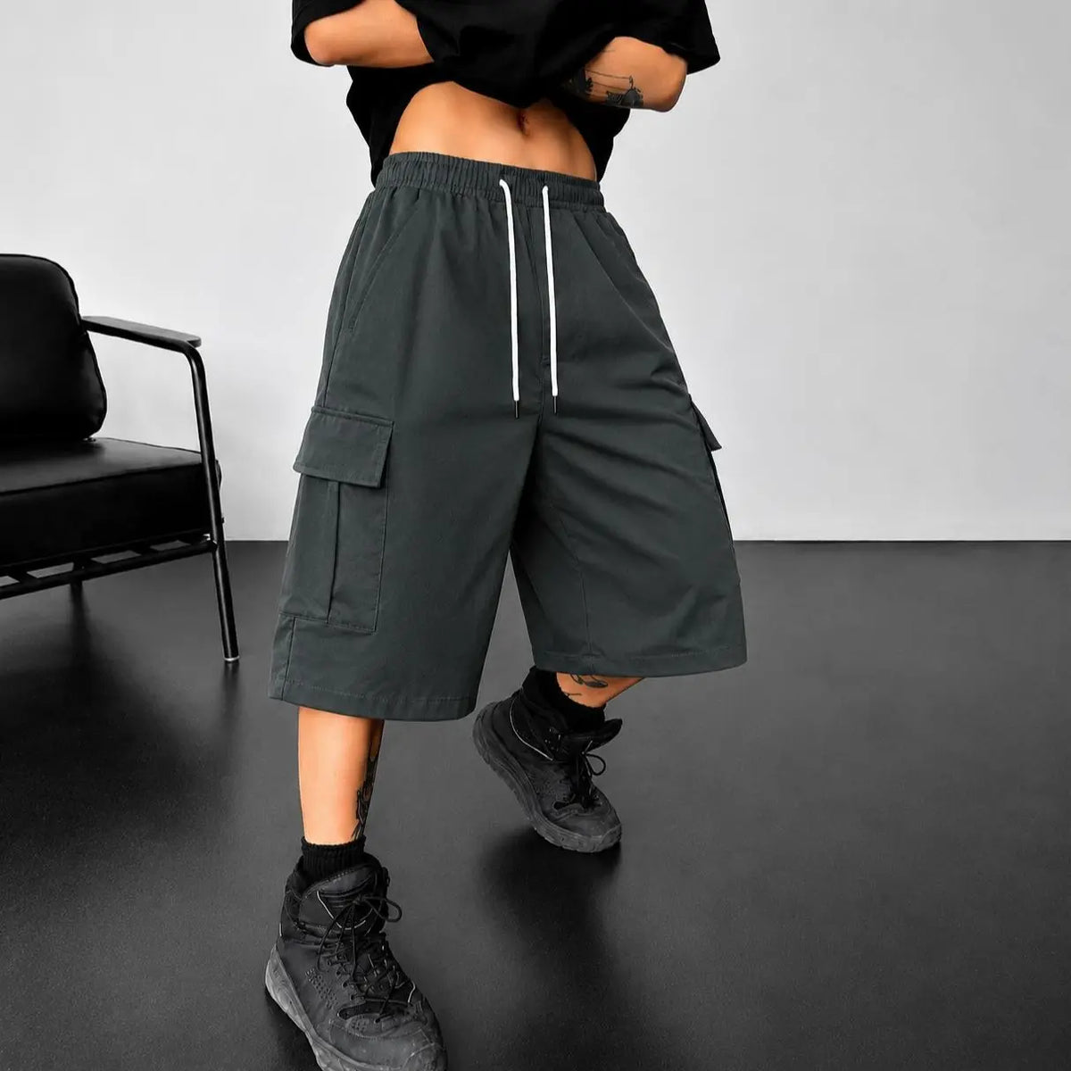Men’s summer versatile casual cargo shorts with large pockets, drawstring adjustable waistband, abrasion-resistant surface; suitable for work, daily commuting, home leisure, and outdoor sports.